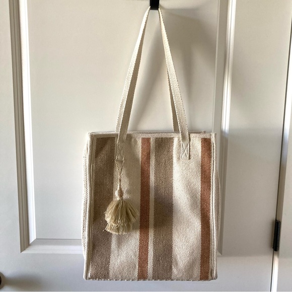 Universal Thread Handbags - Universal Threads canvas tote